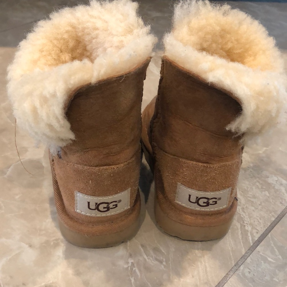 Ugg Bailey boots for little girls!